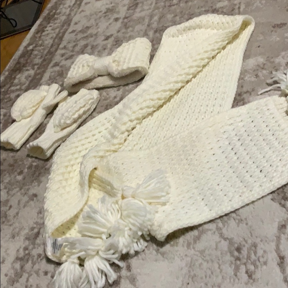 KNIT SCARF HAT AND MITTEN’S SET